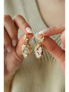 Pierres delicates Kolczyki w kolorze jasnoróżowym z perłami rozmiar: onesize. Różowe kolczyki Pierres delicates, z perłą, z mosiądzu. Za 87,61 zł.