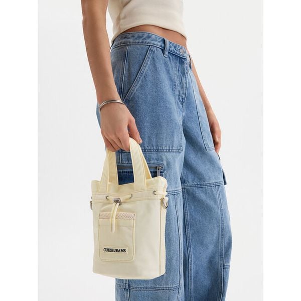 Torebka Guess Jeans. Torebki klasyczne Guess Jeans, z aplikacjami, z jeansu, bez dodatków. Za 199,99 zł.