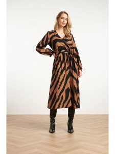 Smashed Lemon Sukienka w kolorze czarno-jasnobrązowym rozmiar: L. Brązowe sukienki Smashed Lemon, na co dzień, l, bez wzorów, z tkaniny, bez kołnierzyka, bez ramiączek, midi, kopertowe. Za 143,99 zł.