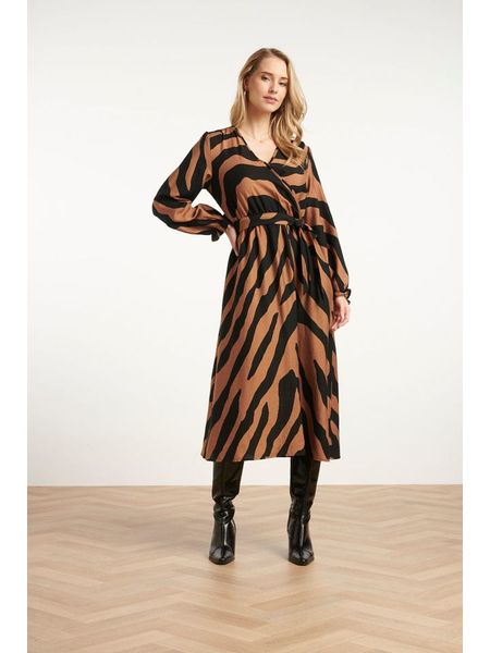 Smashed Lemon Sukienka w kolorze czarno-jasnobrązowym rozmiar: M. Brązowe sukienki Smashed Lemon, na co dzień, m, bez wzorów, z tkaniny, bez kołnierzyka, bez ramiączek, midi, kopertowe. Za 196,24 zł.