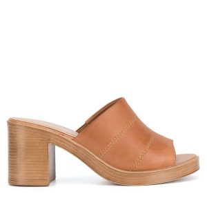 Klapki Lasocki. Brązowe klapki Lasocki, bez wzorów, bez obcasa. Za 169,99 zł.