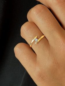 DIA DIAMONDS Pozłacany pierścionek z diamentami rozmiar: 58. Żółte pierścionki DIA DIAMONDS, z diamentem, pozłacane. Za 172,89 zł.