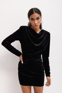 Sukienka z długim rękawem o klasycznym kroju w kolorze BLACK VELVET - COLLETTE-S. Czarne sukienki Marsala, na imprezę, s, bez wzorów, z poliesteru, klasyczne, bez kołnierzyka, bez ramiączek, mini. W wyprzedaży za 74,95 zł.