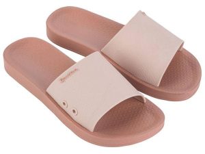 Klapki damskie obuwie plażowe Ipanema Classic Slide Fem. Czerwone klapki Ipanema, z aplikacjami, z gumy, bez obcasa, na płaskiej podeszwie. Za 79,00 zł.