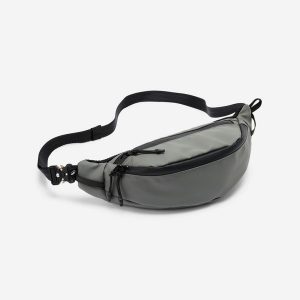 Torebka nerka hydrofobowa 2 kieszenie. Szare nerki i saszetki DECATHLON, bez wzorów, z materiału. W wyprzedaży za 59,99 zł.