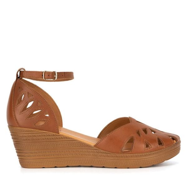 Półbuty Lasocki. Brązowe czółenka Lasocki, bez wzorów, bez obcasa, na koturnie, bez zapięcia. Za 169,99 zł.