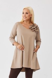 Asymetryczna beżowa tunika Florina z wydłużonym tyłem i odpinanym kwiatem PLUS SIZE XXL OVERSIZE JESIEŃ. Brązowe tuniki Moda Size Plus Iwanek, do pracy, na jesień, l, bez wzorów, z nylonu, biznesowe, z asymetrycznym kołnierzem, plus size, bez ramiączek. Za 229,90 zł.