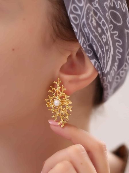 Pierres delicates Pozłacane kolczyki-wkrętki z perłami syntetycznymi rozmiar: onesize. Białe kolczyki Pierres delicates, z perłą, pozłacane. Za 69,75 zł.