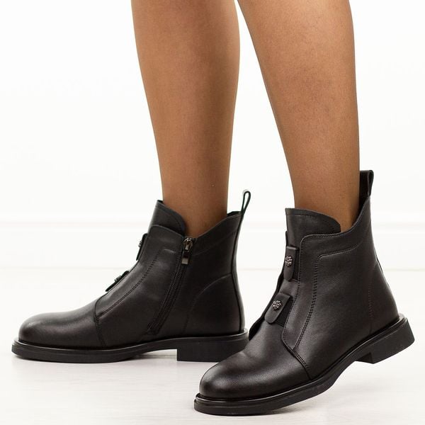 Czarne skórzane botki damskie DiA 52-026. Czarne botki DiA, na jesień, bez wzorów, z jeansu, z okrągłym noskiem, bez obcasa, na płaskiej podeszwie, bez zapięcia. W wyprzedaży za 167,40 zł.