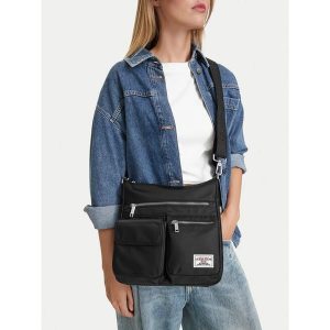 Torebka Guess Jeans. Czarne listonoszki Guess Jeans, z aplikacjami, z jeansu, bez dodatków. Za 179,99 zł.