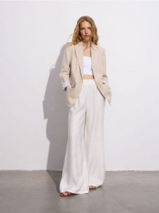 Marynarka z lnem - beżowy. Brązowe marynarki i żakiety Reserved, l, bez wzorów, z tkaniny. W wyprzedaży za 119,99 zł.