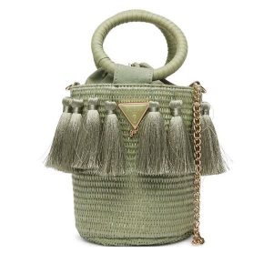 Torebka Guess. Zielone torebki klasyczne Guess, z aplikacjami, bez dodatków. Za 269,99 zł.