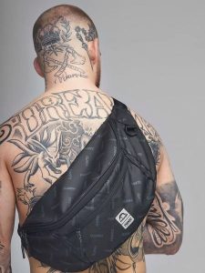 MANTO saszetka PULSE XXL czarna. Czarne nerki i saszetki MANTO, z aplikacjami, z poliesteru. Za 149,00 zł.