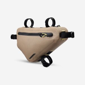 Torba rowerowa do bikepackingu Riverside ADVT 900 S na ramę IPX3 3 l. Brązowe torebki klasyczne ROCKRIDER, bez wzorów, z materiału, bez dodatków. Za 219,99 zł.
