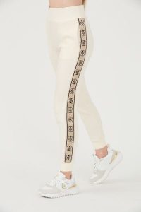 GUESS Beżowe damskie spodnie dresowe Britney Jogger, Rozmiar XL. Brązowe spodnie dresowe Guess, xl, z aplikacjami, z dresówki. W wyprzedaży za 265,99 zł.