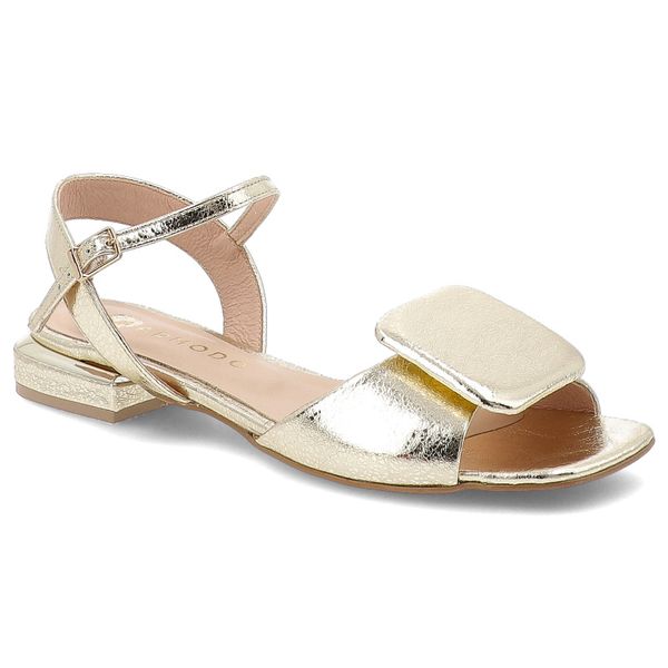 Sandały damskie Armodo, skórzane lakierowane na płaskim obcasie z ozdobą i ze sprzączką, złote, 886-R. Żółte sandały Armodo, z aplikacjami, z lakierowanej skóry, bez obcasa, na obcasie, bez zapięcia. Za 269,00 zł.