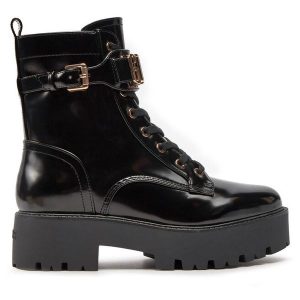 Trzewiki Guess. Czarne botki Guess, z aplikacjami, bez obcasa, na płaskiej podeszwie, bez zapięcia. Za 579,99 zł.