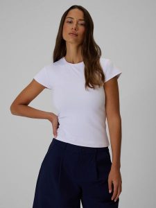 4F T-shirt slim gładki damski - biały M. Białe t-shirty 4f, m, bez wzorów, z tkaniny, bez kołnierzyka, bez ramiączek. Za 69,99 zł.