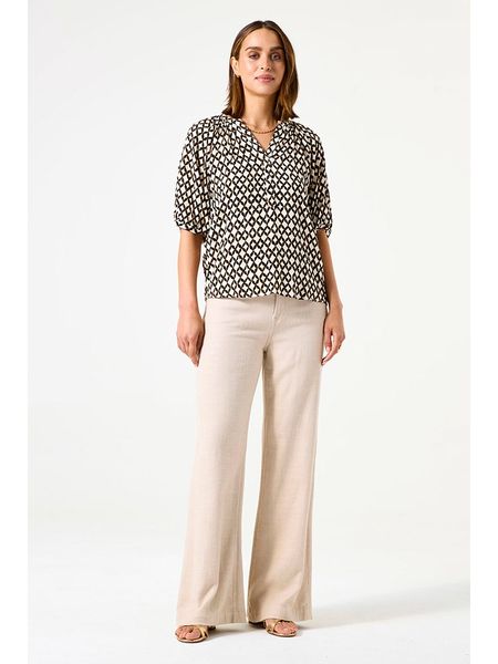 Garcia Koszulka w kolorze kremowo-brązowym rozmiar: L. Brązowe bluzki Garcia, l, bez wzorów, z wiskozy, bez kołnierzyka, bez ramiączek. Za 100,28 zł.