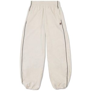 Damskie spodnie dresowe Fila San Siro. Białe spodnie dresowe Fila, bez wzorów, z dresówki. W wyprzedaży za 310,50 zł.