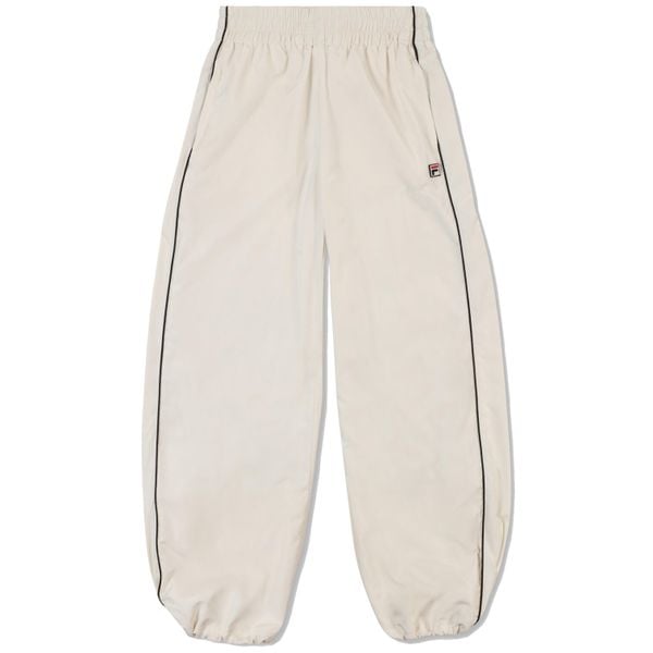 Damskie spodnie dresowe Fila San Siro. Białe spodnie dresowe Fila, bez wzorów, z dresówki. W wyprzedaży za 258,00 zł.