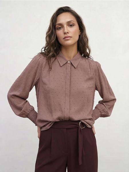 Wiskozowa koszula regular fit ze strukturalnym wzorem - brązowy. Brązowe koszule Sinsay, l, bez wzorów, z wiskozy, bez kołnierzyka, bez ramiączek. Za 39,99 zł.
