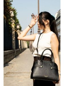 Victor & Hugo Paris Skórzana torebka "Luzd" w kolorze czarnym - 31 x 24 x 16 cm rozmiar: onesize. Czarne torebki klasyczne Victor & Hugo Paris, bez wzorów, z materiału, przez ramię, bez dodatków. Za 395,94 zł.