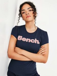 Bench Koszulka "Leora" w kolorze granatowym rozmiar: 42. Niebieskie bluzki Bench, bez wzorów, z bawełny, bez kołnierzyka, bez ramiączek. Za 74,63 zł.