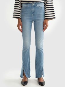 Jeansy damskie bootcut z rozcięciami jasnoniebieskie Blake 219. Niebieskie jeansy Big Star, bez wzorów, z jeansu. W wyprzedaży za 229,99 zł.