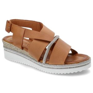 Brązowe Sandały Venezia Skórzane Eleganckie Buty. Brązowe sandały Venezia, z aplikacjami, ze skóry, bez obcasa, na koturnie, bez zapięcia. Za 279,00 zł.