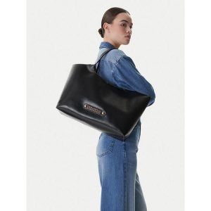 Torebka LOVE MOSCHINO. Czarne shopper bag LOVE MOSCHINO, bez wzorów, bez dodatków. Za 755,99 zł.