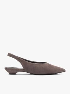 Ciemnobrązowe czółenka slingback w szpic. Brązowe czółenka Ryłko, bez wzorów, z gumy, bez obcasa, bez zapięcia. Za 379,99 zł.