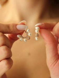 Pierres de Jade Pozłacane kolczyki-półkreole z perłami i cyrkoniami rozmiar: onesize. Białe kolczyki Pierres de Jade, z cyrkonią, pozłacane. Za 43,99 zł.