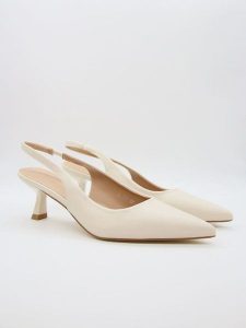 Bellucci Czółenka w kolorze beżowym rozmiar: 38. Brązowe czółenka Bellucci, bez wzorów, bez obcasa, bez zapięcia. Za 108,99 zł.