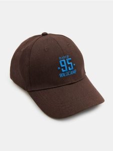 Bawełniana czapka z daszkiem - brązowy. Brązowe czapki Sinsay, bez wzorów, z bawełny. Za 19,99 zł.