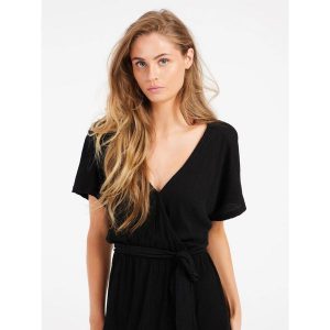 Sukienka damska Protest Nadia. Czarne sukienki Protest, s, bez wzorów, eleganckie, bez kołnierzyka, bez ramiączek, sportowe. Za 316,50 zł.