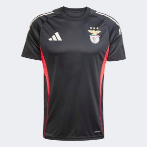 Koszulka piłkarska ADIDAS Benfica Tiro 25 treningowa. Bluzki ADIDAS, l, bez wzorów, sportowe, bez kołnierzyka, bez ramiączek. Za 249,99 zł.