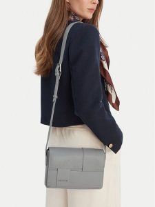 GINO ROSSI Torebka C-KY185 Szary. Szare listonoszki Gino Rossi, bez wzorów, z materiału, bez dodatków. Za 179,99 zł.