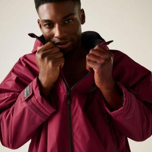 Wodoodporny szlafrok do przewijania dla dorosłych unisex. Czarne szlafroki Regatta, bez wzorów, bez kaptura. W wyprzedaży za 247,49 zł.