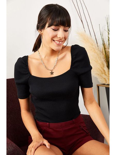 Trendyol Bluzka w kolorze czarnym rozmiar: S/M. Czarne bluzki Trendyol, m, bez wzorów, z bawełny, bez kołnierzyka, bez ramiączek. Za 48,05 zł.