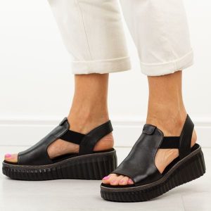 Czarne skórzane sandały damskie T.Sokolski 408. Czarne sandały Sokolski, bez wzorów, z jeansu, bez obcasa, na platformie, bez zapięcia. Za 279,00 zł.