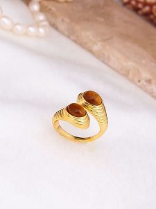 Pierres delicates Pozłacany pierścionek z tygrysim okiem rozmiar: onesize. Brązowe pierścionki Pierres delicates, pozłacane. Za 39,99 zł.