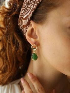 L'Atelier de Gaia Pozłacane kolczyki-wkrętki z agatami i cyrkoniami rozmiar: onesize. Zielone kolczyki L'Atelier de Gaia, z agatem, pozłacane. Za 100,99 zł.