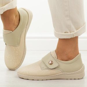 Beżowe skórzane półbuty damskie Unisoft 8435. Brązowe półbuty Unisoft, na jesień, bez wzorów, z dzianiny, bez obcasa, bez zapięcia. Za 229,00 zł.