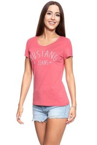 MUSTANG T SHIRT DAMSKI Alexia C Print Slate Rose 1009387 8271. Czerwone t-shirty Mustang, s, bez wzorów, bez kołnierzyka, bez ramiączek. W wyprzedaży za 39,99 zł.