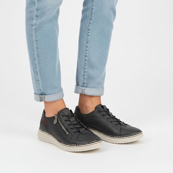 Półbuty damskie Rieker, cholewka ze skóry naturalnej o ziarnistej fakturze z sznurowaniem i bocznym zamkiem, niebieskie, 50965-14. Niebieskie półbuty Rieker, z aplikacjami, z jeansu, bez obcasa, bez zapięcia. Za 399,00 zł.