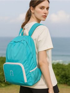 Lekki składany plecak w małą torebkę - turkusowy. Niebieskie plecaki Sinsay. Za 25,99 zł.