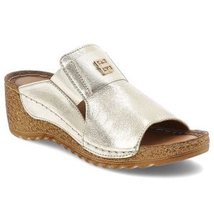 Klapki damskie Armodo, na koturnie skórzane z ozdobą z gumką wygodne i eleganckie, złote, 50109. Żółte klapki Armodo, z aplikacjami, ze skóry, bez obcasa, na koturnie. Za 249,00 zł.