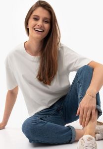 Gładki t-shirt, Comfort Fit, T-RODOS. Białe t-shirty Volcano, m, z aplikacjami, z bawełny, bez kołnierzyka, bez ramiączek. Za 59,99 zł.
