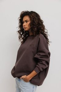 Bluza damska o kroju oversize z HAFTEM w kolorze BROWN - CRAFT. Brązowe bluzy Marsala, m, bez wzorów, z bawełny, bez kaptura. Za 349,90 zł.